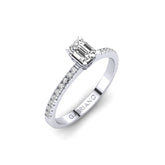 Gabriano Georgina 4 tırnaklı tektaş yüzük; GIA-HRD sertifikalı emerald pırlanta ve beyaz altın montürün üstten görünüşü